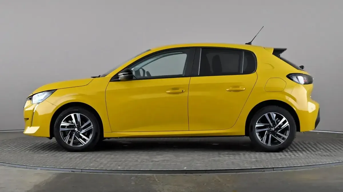 Used Peugeot 208 Active+ 100 HP (73 kW) 2023 Yellow Hatchback