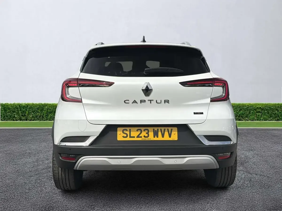 Used Renault Captur Techno 145 HP (106 kW) 2023 White SUV