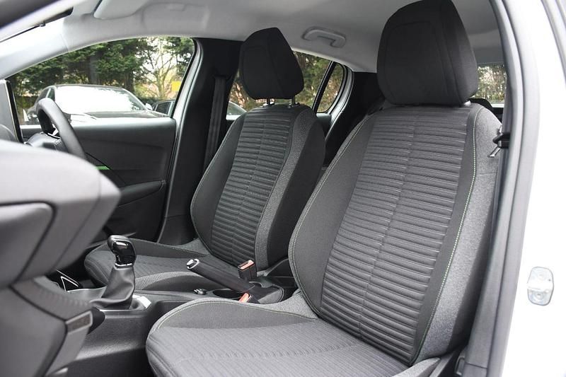 Used Peugeot 208 Active 74 HP (54 kW) 2023 White Hatchback