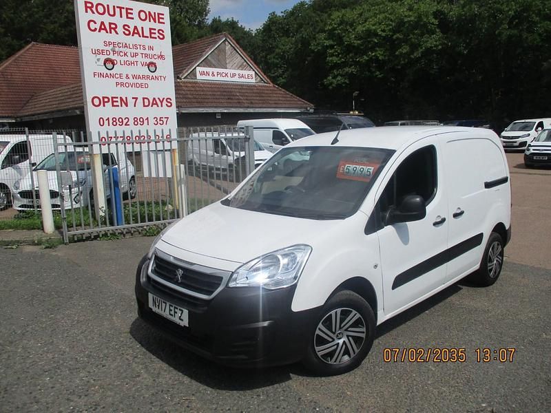 White Used 2017 Peugeot Partner MPV | £5,995 (Fair price) - Image 1/4