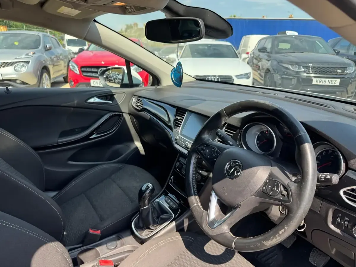 Used Vauxhall Astra SRi 110 HP (80 kW) 2018 White Hatchback