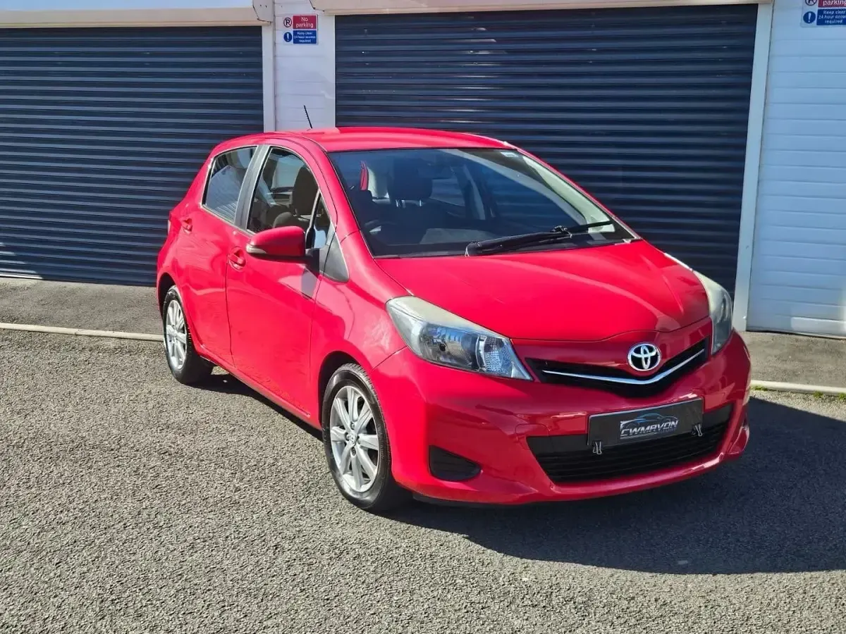 Used Toyota Yaris 2013 Red Hatchback