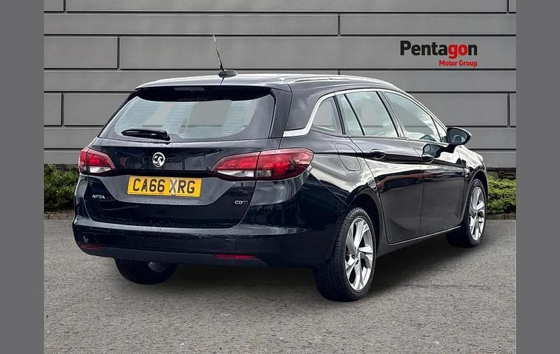 Used Vauxhall Astra SRi 108 HP (79 kW) 2017 Black Estate
