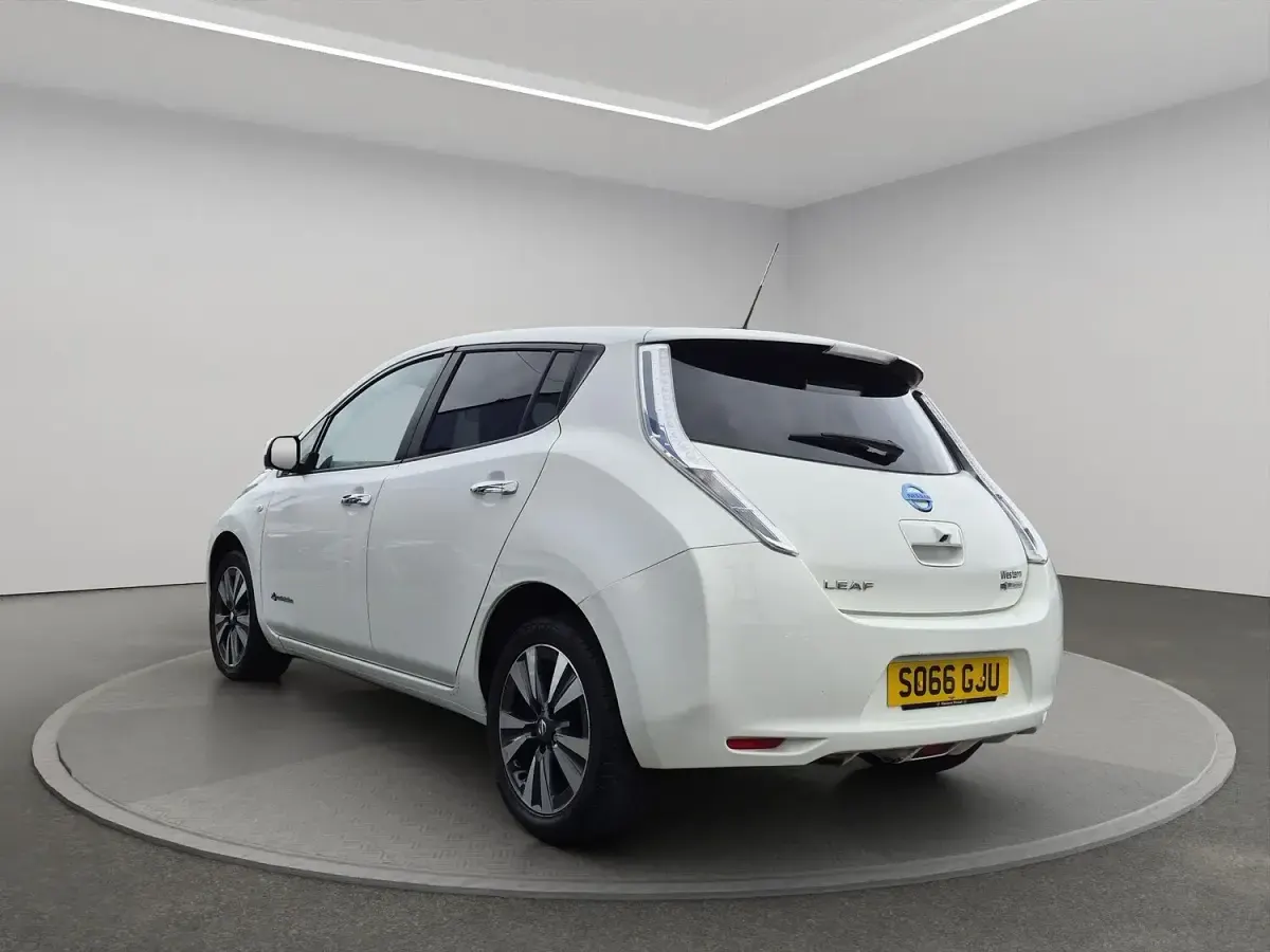 Used Nissan Leaf Tekna 80 kW (109 HP) 2016 White Hatchback