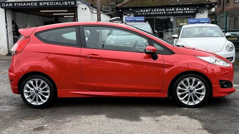 Used Ford Fiesta Zetec 125 HP (91 kW) 2014 Red Hatchback