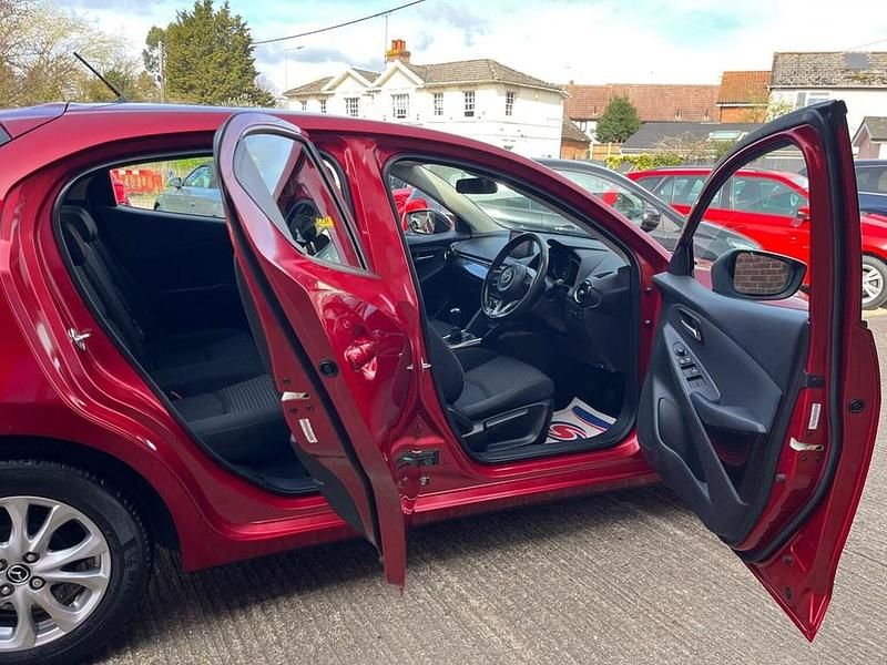 Begagnad Mazda 2 2017 Röd Halvkombi