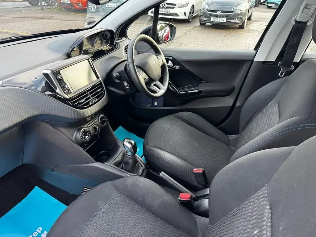 Used Peugeot 208 Signature Sky 82 HP (60 kW) 2019 Blue Hatchback
