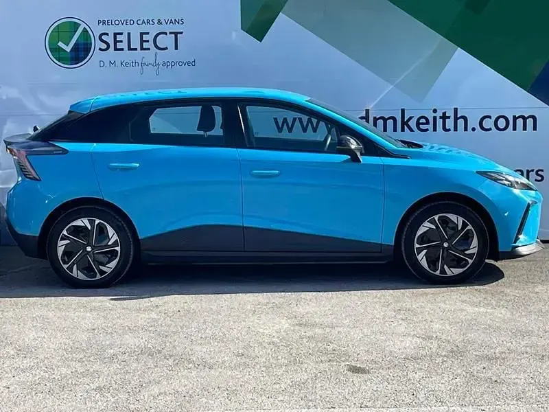 Begagnad MG MG4 EV SE 150 kW (204 HK) 2024 Blå Halvkombi
