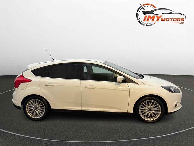 Used Ford Focus Zetec 125 HP (91 kW) 2014 White Hatchback
