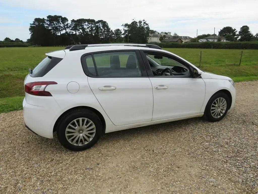 Gebraucht Peugeot 308 Access 100 PS (73 kW) 2017 Weiß Kleinwagen
