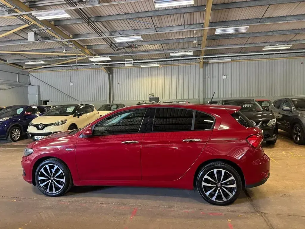 Used Fiat Tipo Lounge 95 HP (69 kW) 2017 Red Hatchback
