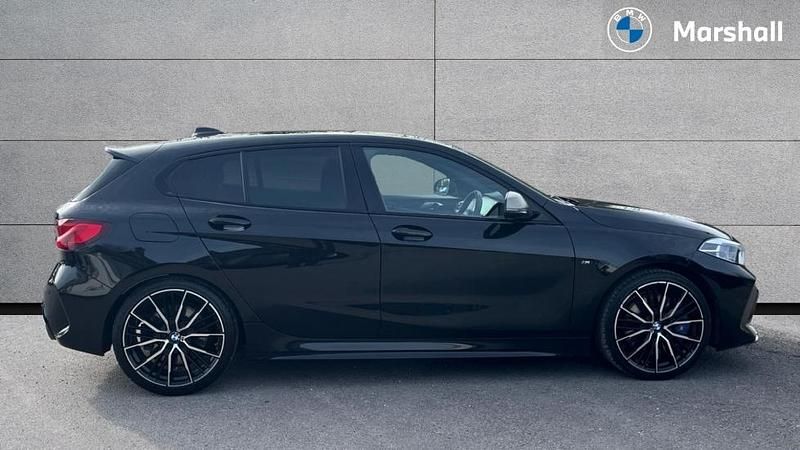Begagnad BMW M135 Shadowline 302 HK (222 kW) 2022 Svart Halvkombi