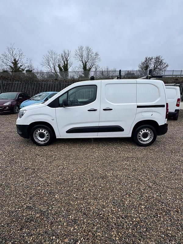 Used Vauxhall Combo Edition 100 HP (73 kW) 2020 White MPV