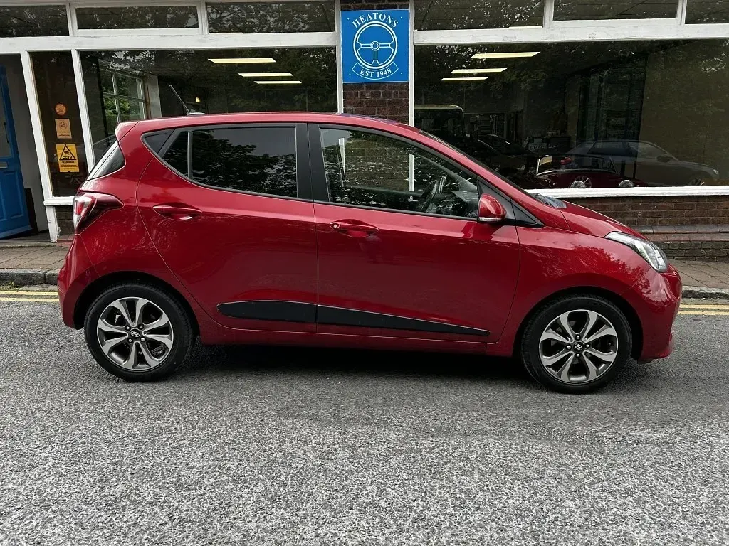 Usado Hyundai i10 Premium SE 87 CV (63 kW) 2017 Rojo Utilitario