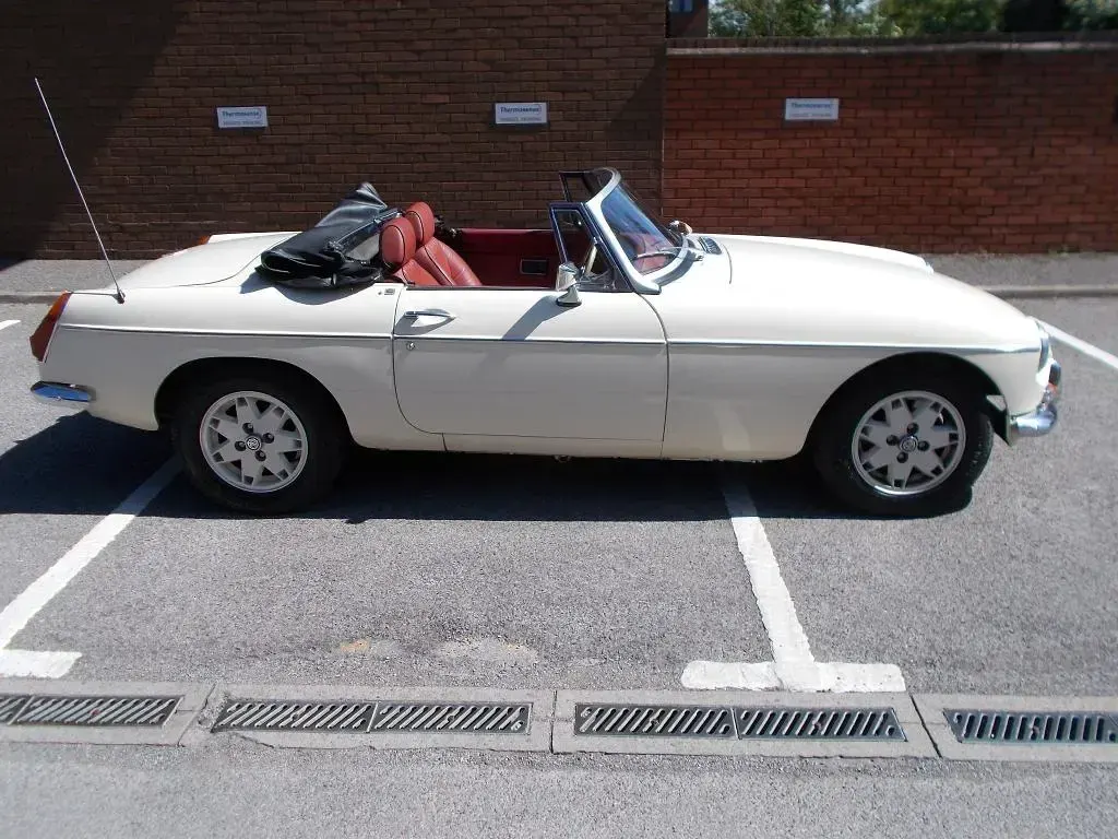 Used MG B 95 HP (69 kW) 1971 White Cabriolet