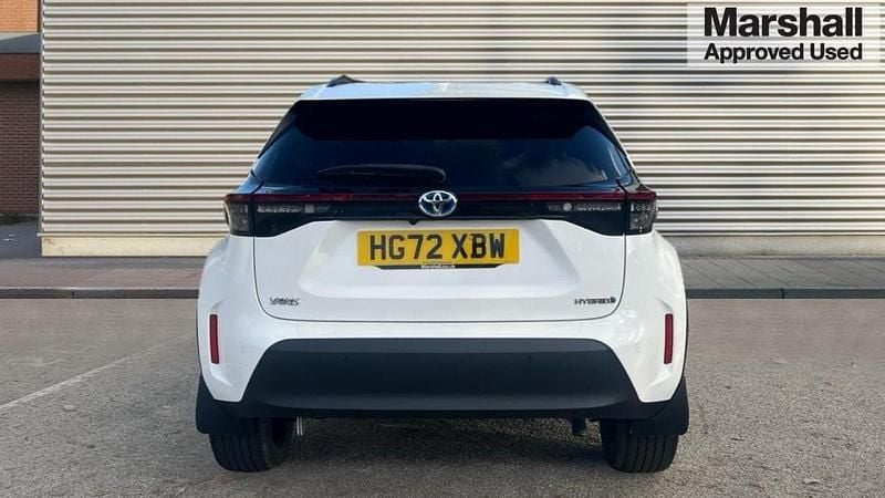Used Toyota Yaris Hybrid 116 HP (85 kW) 2023 Pure white (solid paint) Estate