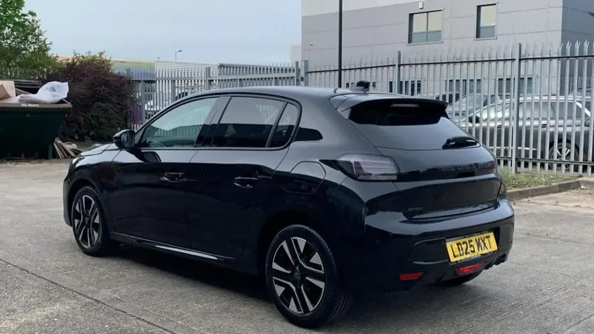 Second-hand Peugeot 208 Allure 99 CP (72 kW) 2025 Negru Hatchback