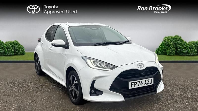 Used Toyota Yaris Hybrid Design 2024 White Hatchback