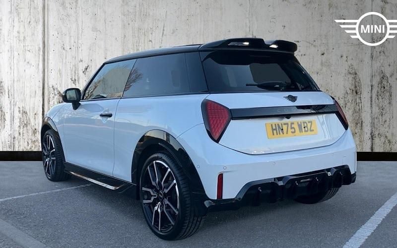 Used Mini Cooper Hatch 114 kW (156 HP) 2025 Nanuq white Hatchback