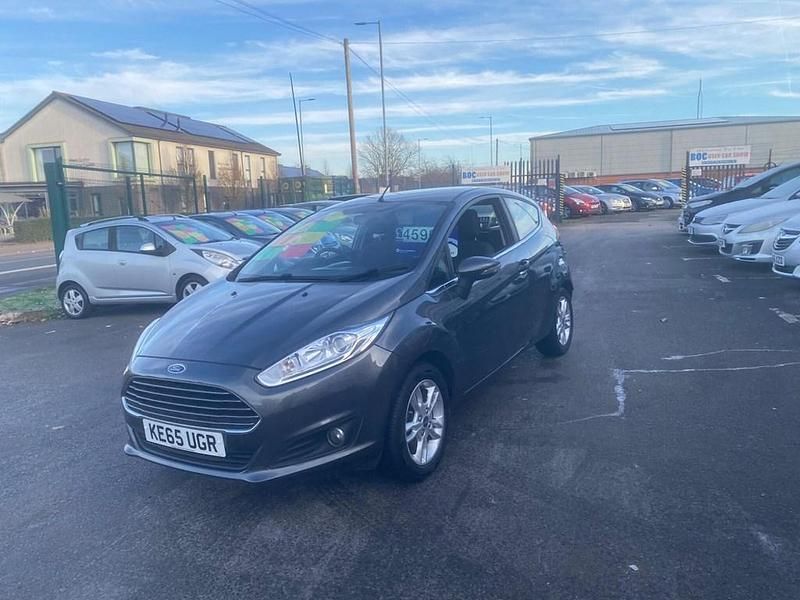Usado Ford Fiesta Zetec 82 HP (60 kW) 2015 Cinzento Citadino