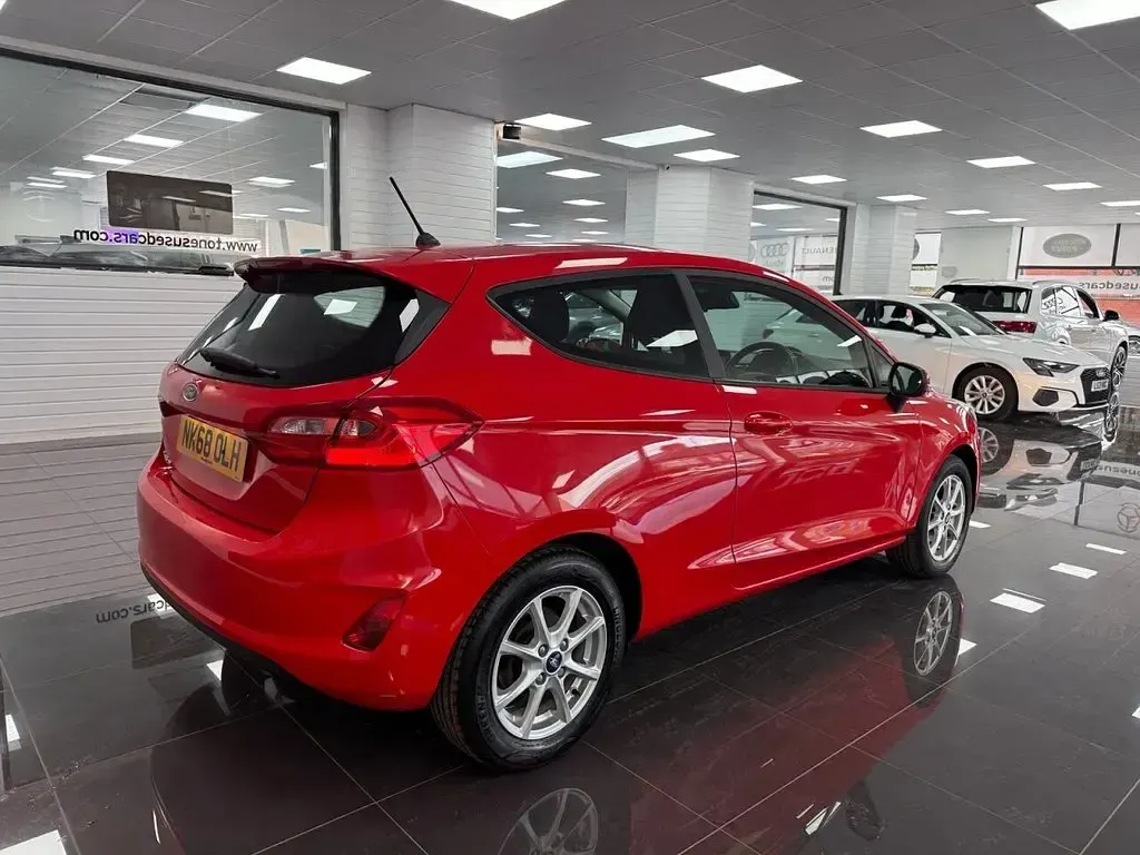 Used Ford Fiesta Zetec 85 HP (62 kW) 2019 Red Hatchback