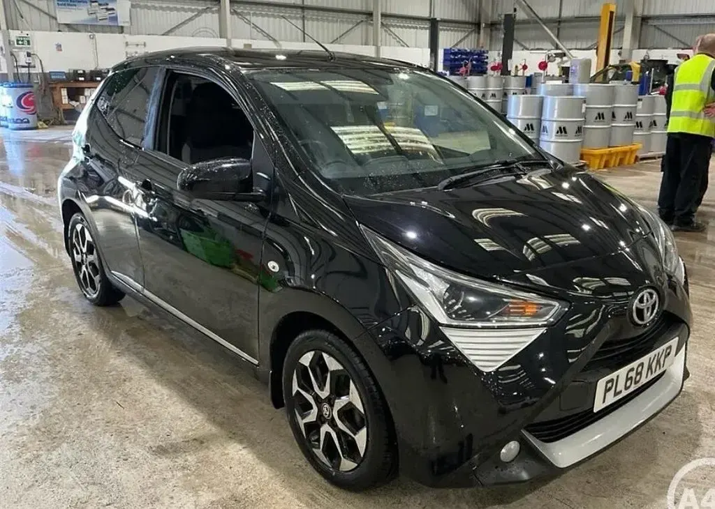 Used Toyota Aygo X-plore 72 HP (52 kW) 2019 Black Hatchback