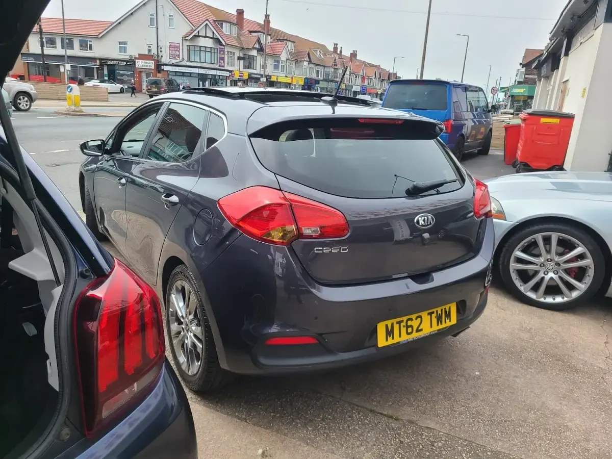 Used Kia Ceed 133 HP (97 kW) 2012 Silver Hatchback