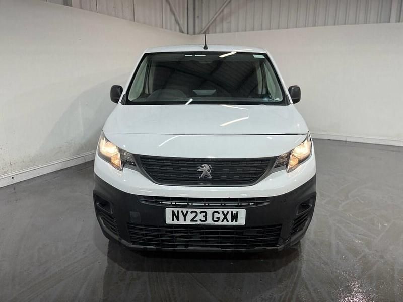 Second-hand Peugeot Partner Premium 100 CP (73 kW) 2023 Alb Monovolum