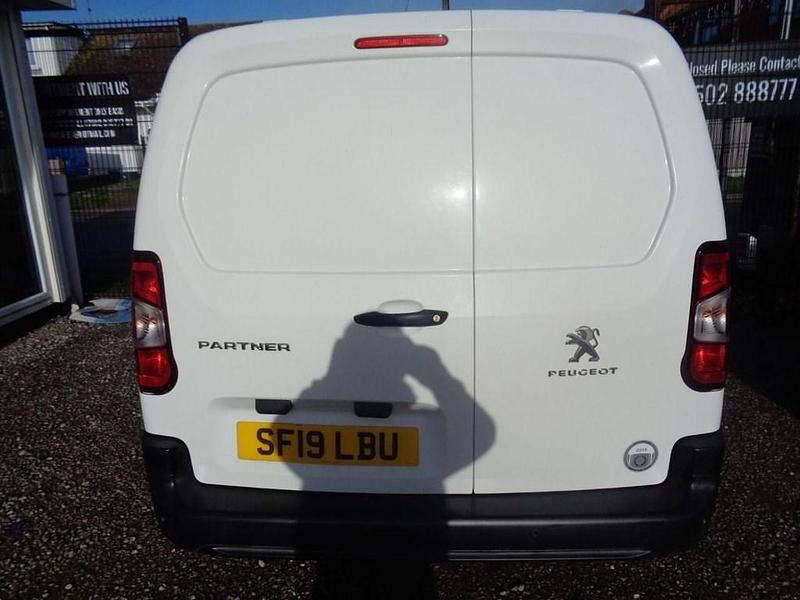 Used Peugeot Partner S 64 HP (47 kW) 2019 White MPV
