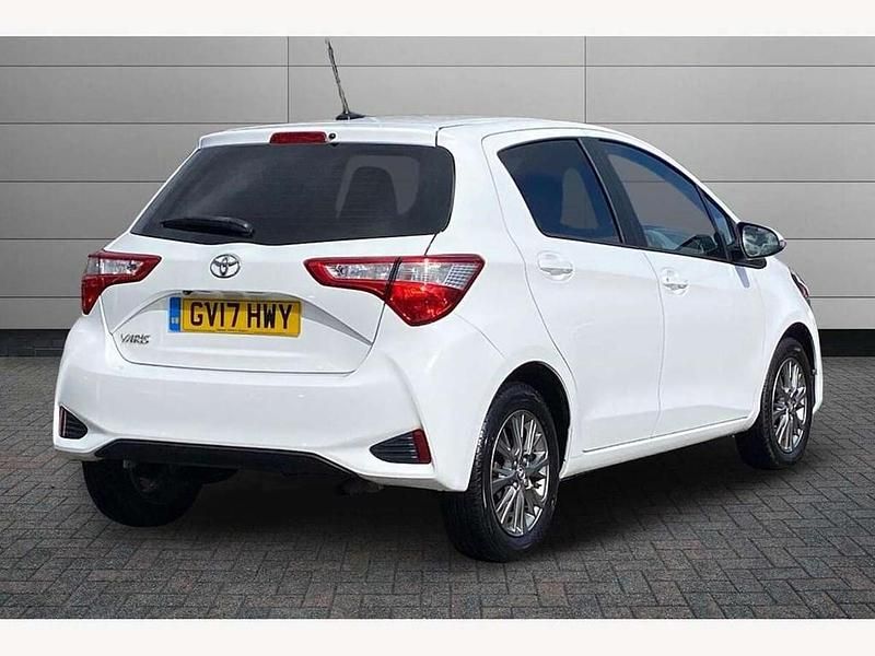 Used Toyota Yaris 111 HP (81 kW) 2017 White Hatchback