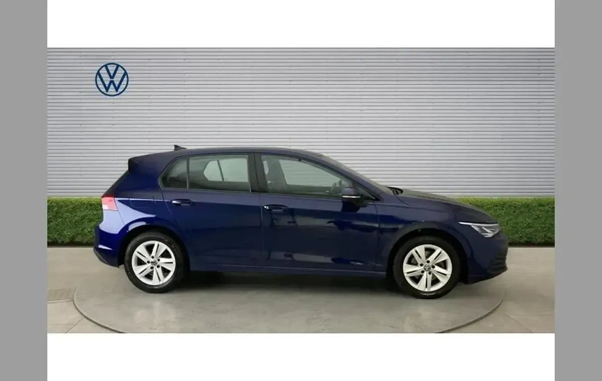 Używany VW Golf VIII Life 150 KM (110 kW) 2023 Niebieski Hatchback