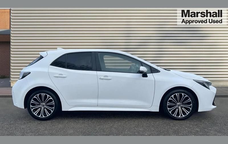 Used Toyota Corolla Design 113 HP (83 kW) 2019 White Hatchback