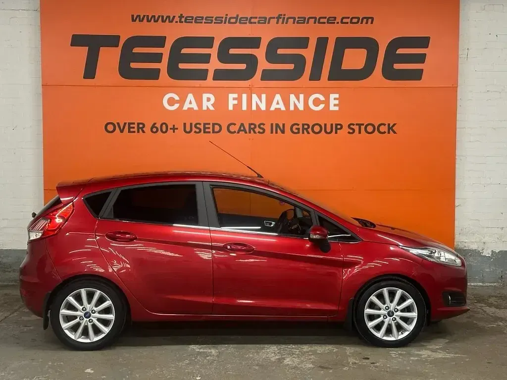Used Ford Fiesta Titanium 100 HP (73 kW) 2016 Red Hatchback