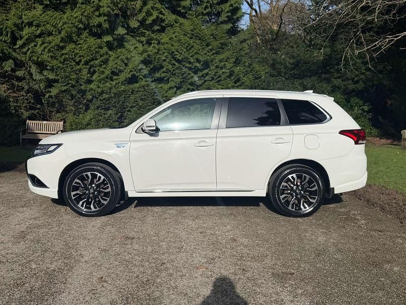 Used Mitsubishi Outlander P-HEV 2016 White Estate