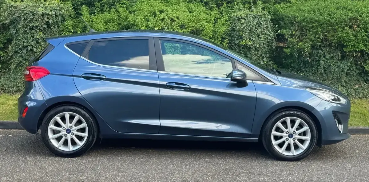 Usado Ford Fiesta Titanium 100 HP (73 kW) 2018 Azul Citadino