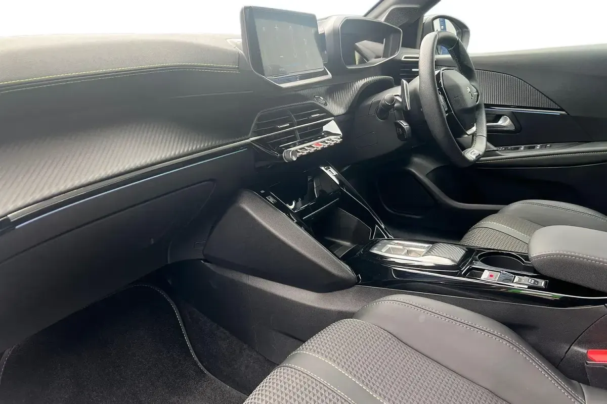 Used Peugeot 208 GT 101 HP (74 kW) 2023 White Hatchback