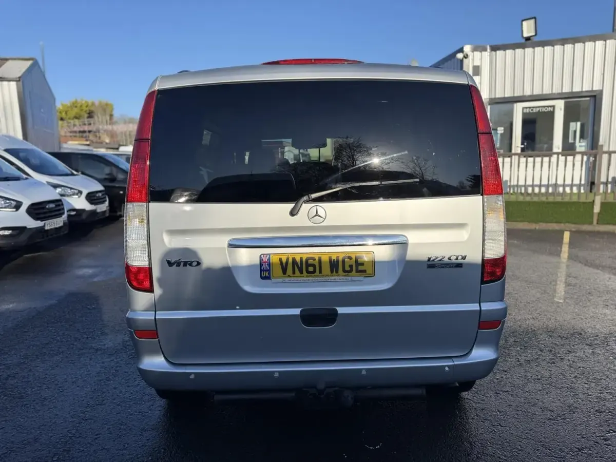 Usado Mercedes Vito 224 HP (164 kW) 2011 Prateado Van