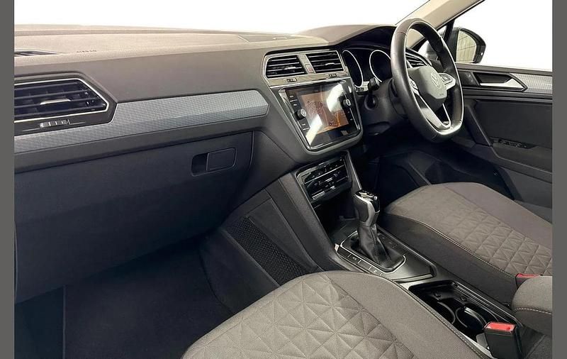 Usado VW Tiguan Life 150 CV (110 kW) 2021 Gris SUV