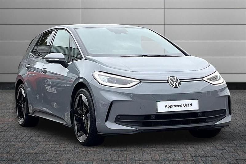 Moonstone grey with solid black roof Used 2024 VW ID.3 Pro Hatchback | £26,995 (Fair price) - Image 1/3