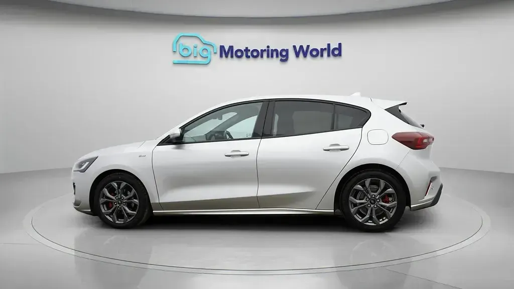 Begagnad Ford Focus ST-Line 125 HK (91 kW) 2024 Silver Halvkombi