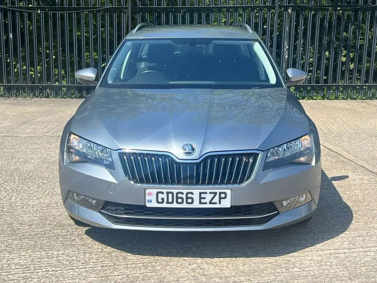 Usado Skoda Superb SE 150 CV (110 kW) 2016 Gris Familiar