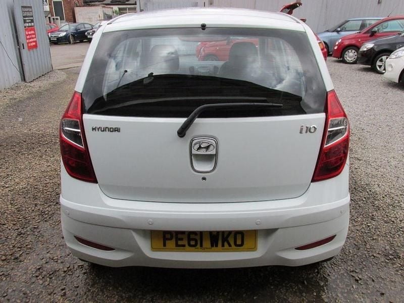 Used Hyundai i10 Active 86 HP (63 kW) 2011 White Hatchback