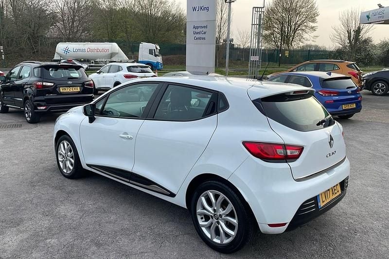 Used Renault Clio IV Dynamique 75 HP (55 kW) 2017 White Hatchback