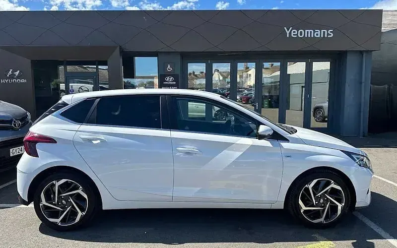 Used Hyundai i20 Premium 101 HP (74 kW) 2023 White Hatchback