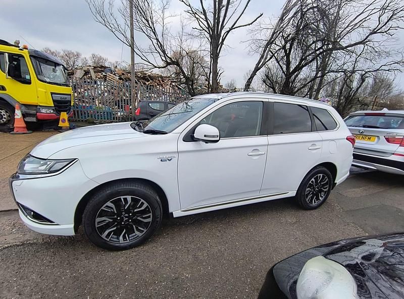 Used Mitsubishi Outlander P-HEV 2017 White Estate