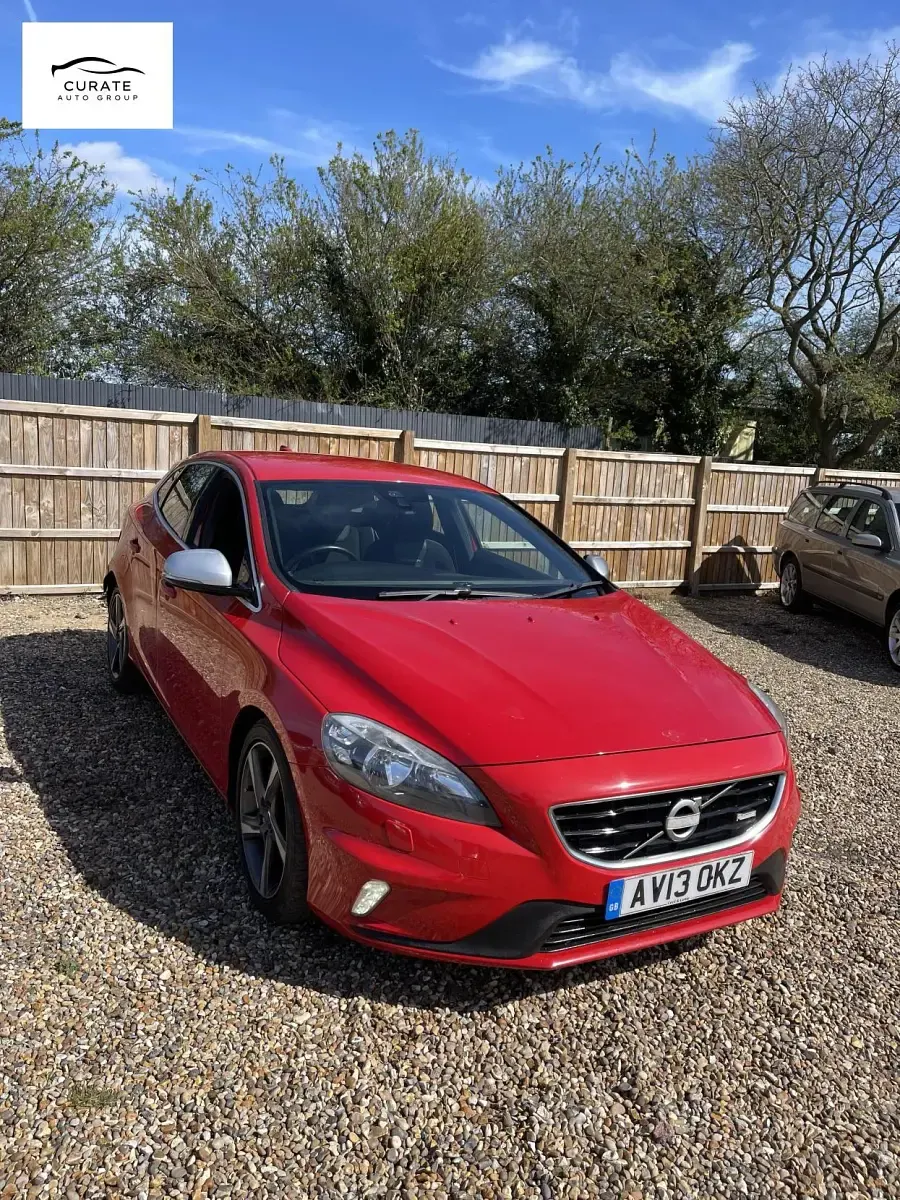 Used Volvo V40 R-Design 115 HP (84 kW) 2013 Red Hatchback