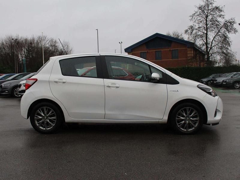 Used Toyota Yaris Hybrid 2018 White Hatchback