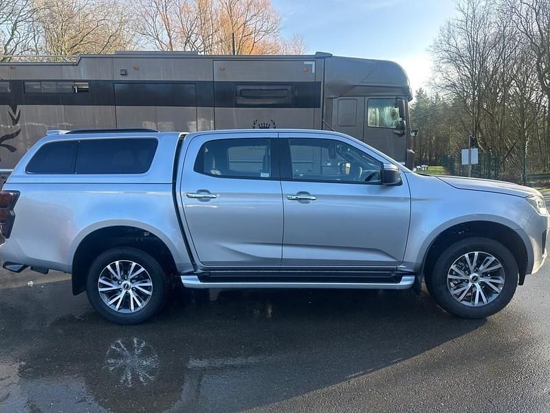 New Isuzu D-Max 205 HP (150 kW) 2025 Silver Pickup