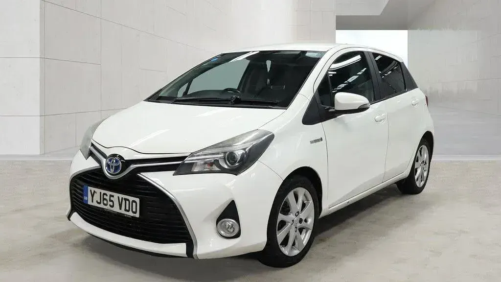 Used Toyota Yaris Sport 100 HP (73 kW) 2015 White Hatchback