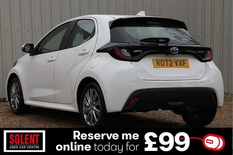 Used Toyota Yaris Hybrid 113 HP (83 kW) 2022 White Hatchback